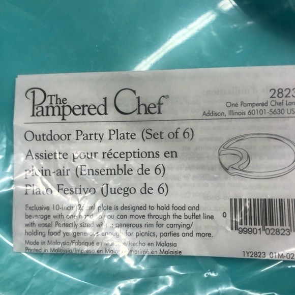 Pampered Chef plastic party plates - Picture 2 of 3